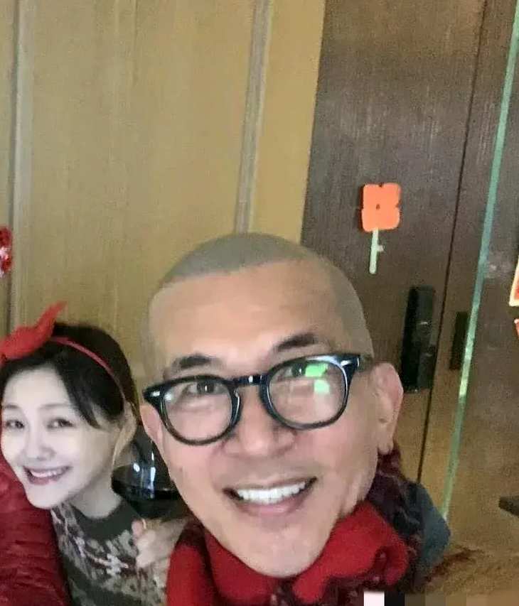 大曲线又幸福了，老公具俊晔回来了，第一时间晒照片，真爱无疑了！

平安夜，具俊晔