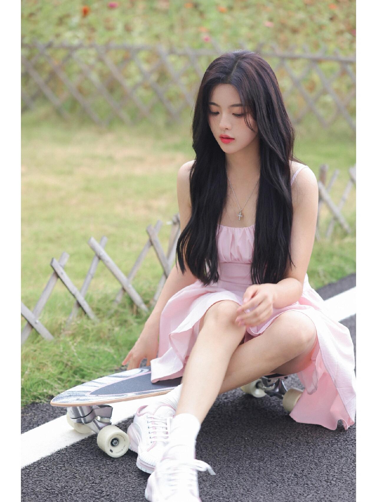 杨超越这个造型真显脸小