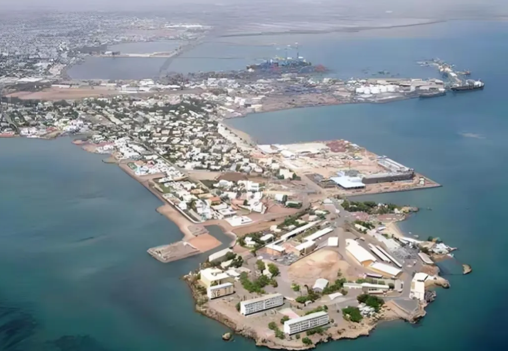 德崇运河通航后，柬埔寨需要现代化海军的保护。
据柬埔寨《高棉时报》报道，柬埔寨国