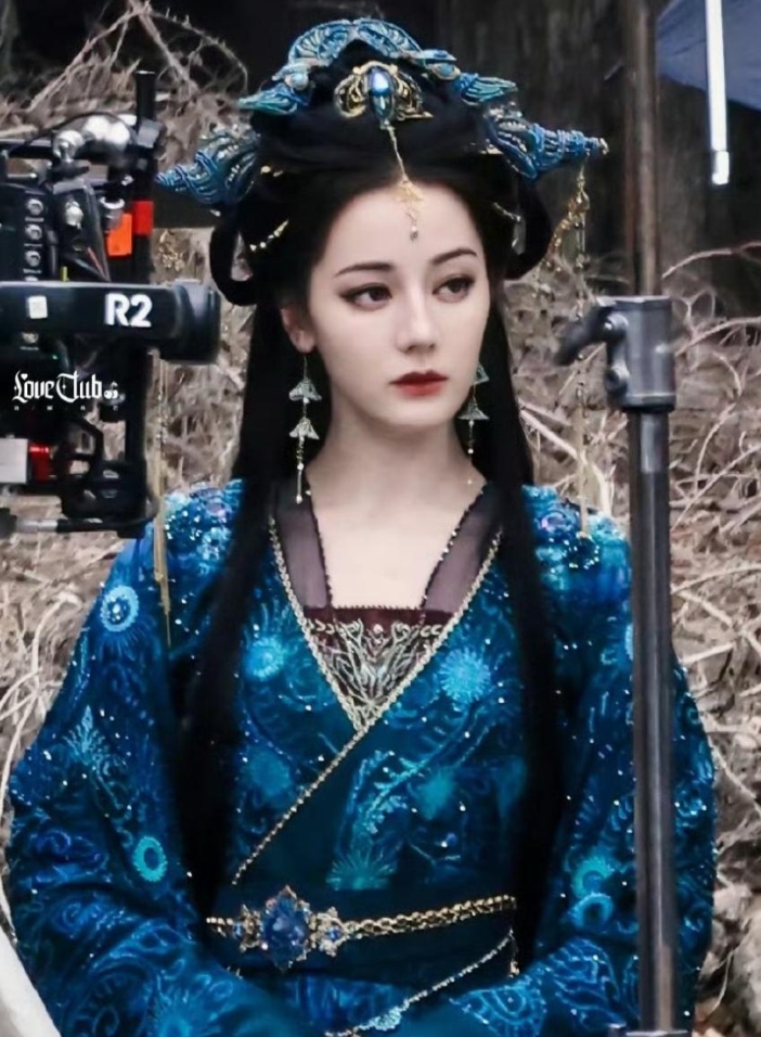 剧组听了粉丝的建议给迪丽热巴改了造型，这下粉丝满意了吧？