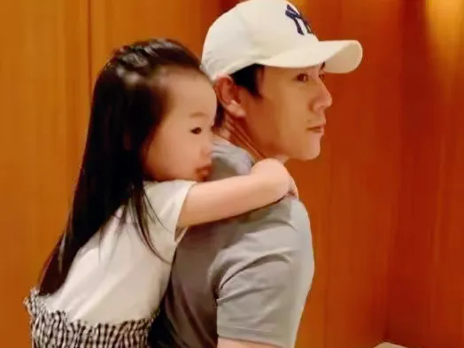 秦昊是独子，伊能静47岁给他生了女儿，女儿3岁的时候伊能静问他：“我们要不要努力