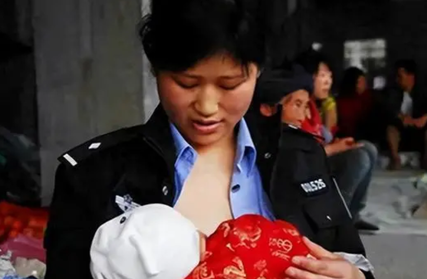 16年前，汶川女警揭衣露乳哺育9婴，归来连升四级，最后结局泪目！

2008年5