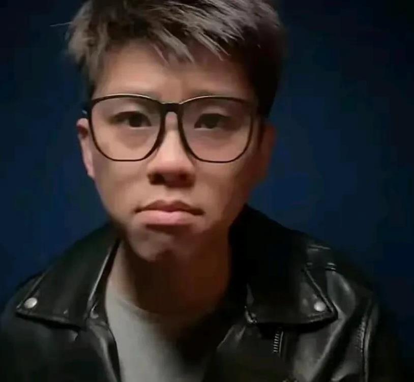 记者葛斯齐发文怼S妈：上战场，真的是笑话，应该说从来没有休战过吧！
他的意思很明