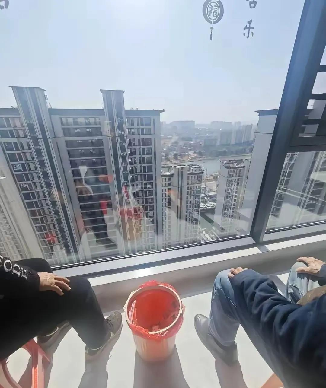 儿子孝顺，给父母俩买了高层电梯房，老两口每天坐在阳台上，遥望着远处的景象，心里别