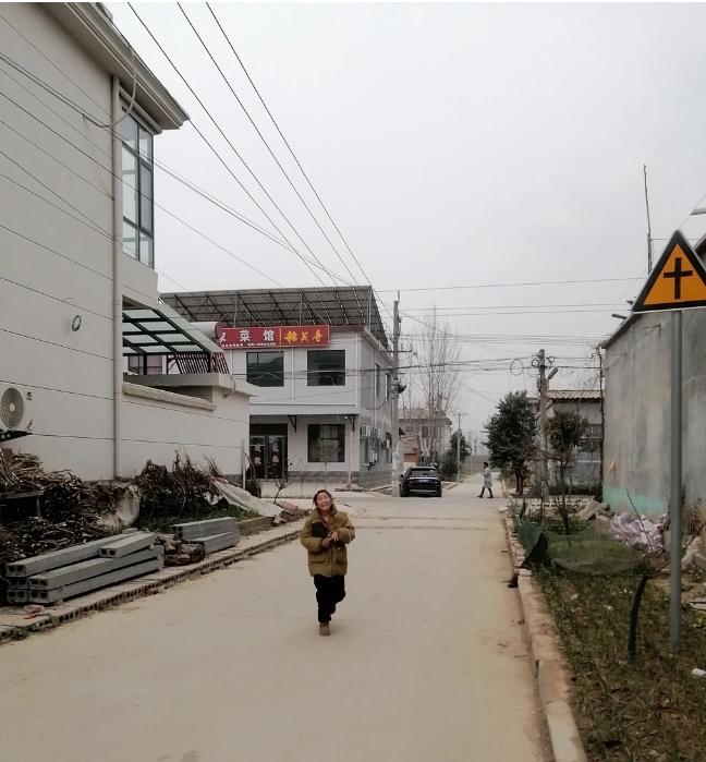 现在农村住的也挺舒服的，地方宽敞，还能种种菜，养养鸡，养老不错！

真是以后退休