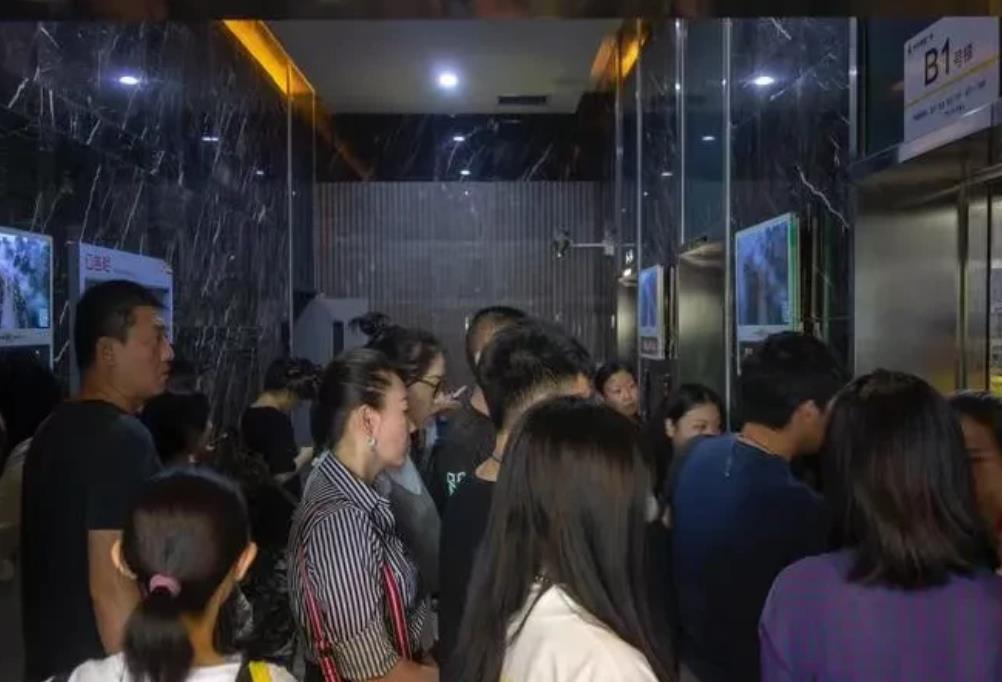 天津，一男子乘坐电梯时，由于电梯里人比较多，无意间触碰到一外国女游客的臀部。岂料