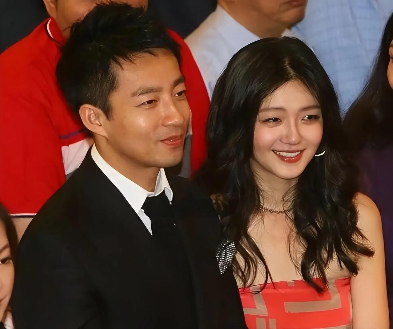 汪小菲在首次婚姻中历经艰辛，仅为探望孩子就往返台湾达七百多次。如今，他终于有所觉