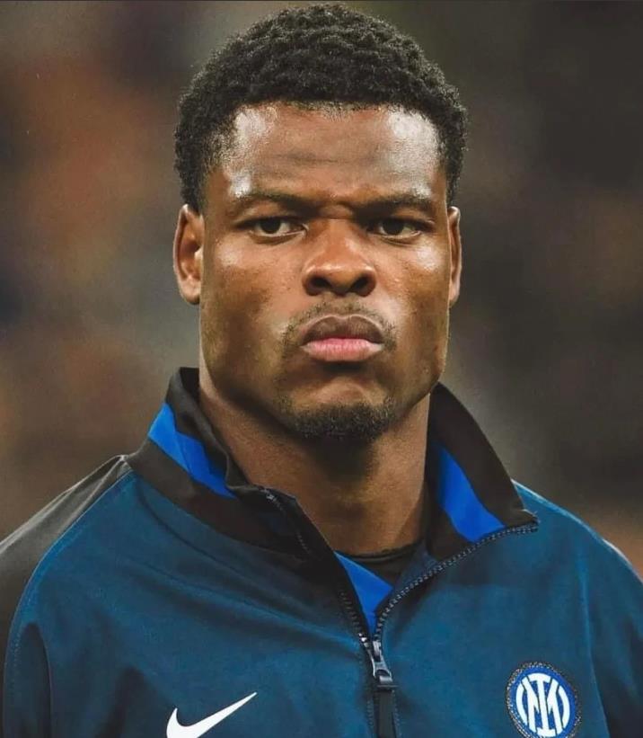 谈一谈邓弗里斯，周中欧冠闪耀全场拿到了最高的评分，也配得上最佳球员。加盟国际米兰