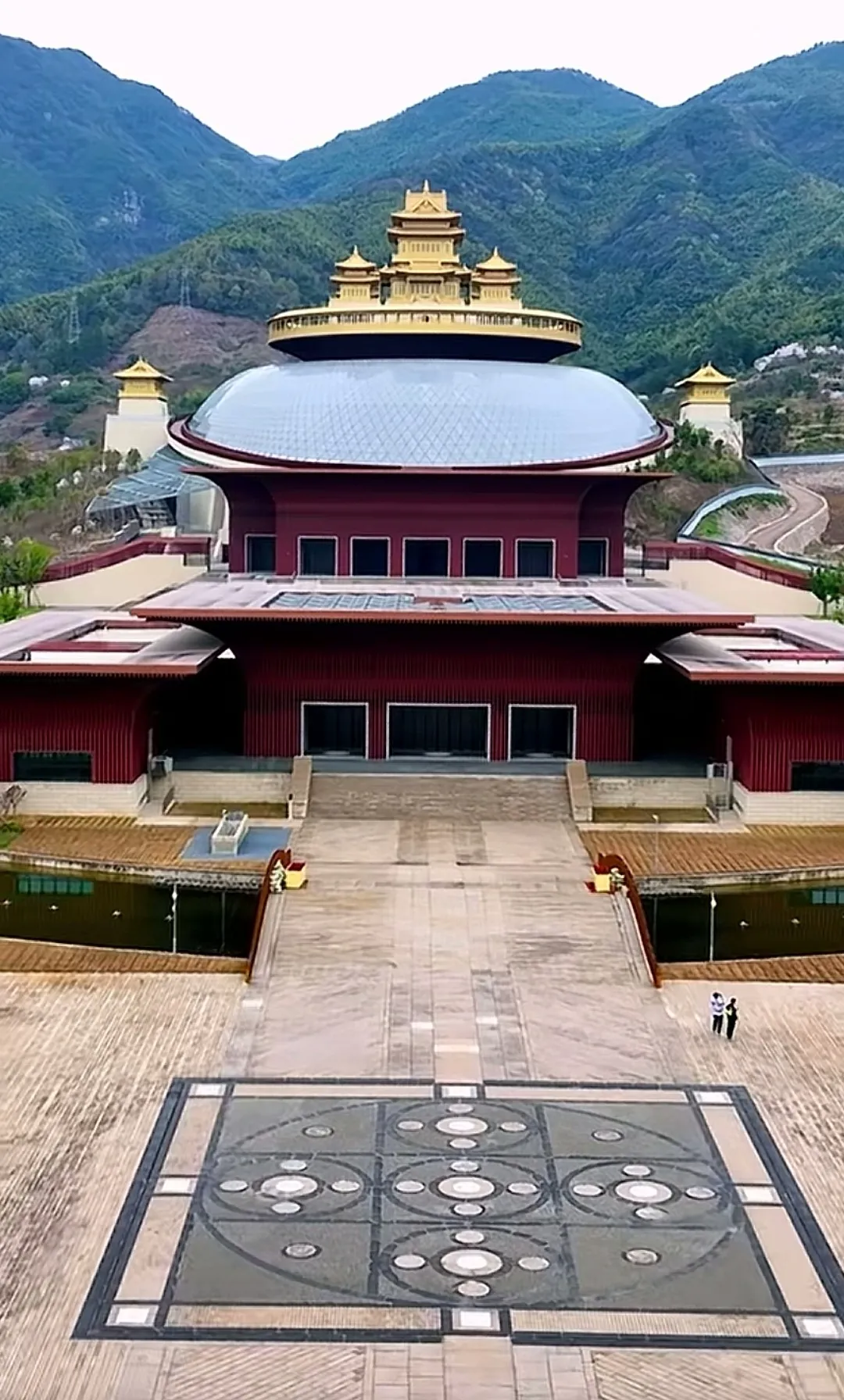 浙江雪窦山，是中国著名的佛教胜地之一