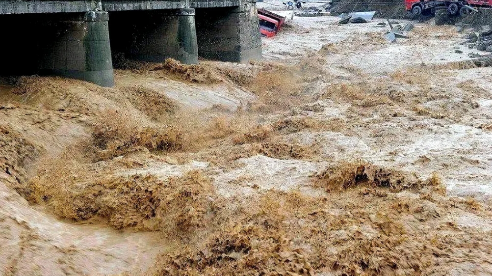 河南大暴雨的灾难带给我们多少的痛苦和唉声怨气，自然灾害，害了多少老百姓和我们的良