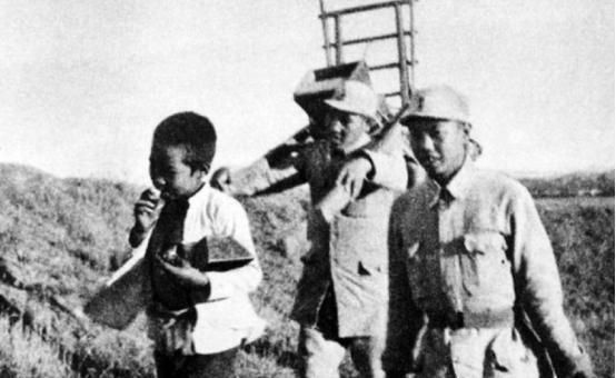 1940年，一位八路军的炮兵连长望着手里仅剩的三发炮弹陷入沉思，炮弹不够了，敌人