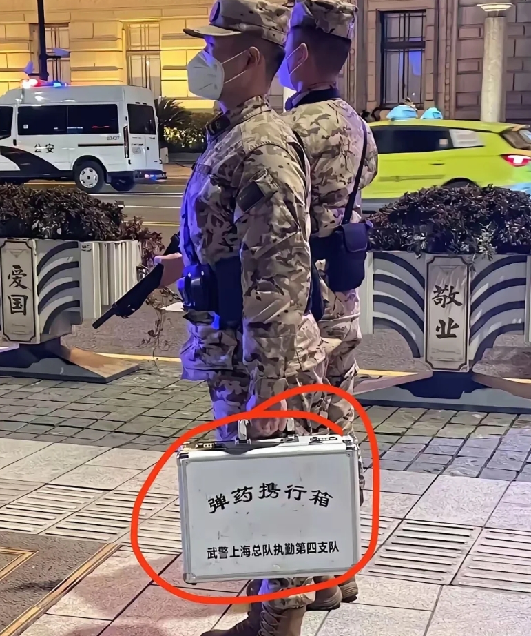 看到一张武警战士街头站岗的照片，我心中不禁生出疑惑：为何他们持枪的同时，还要携带