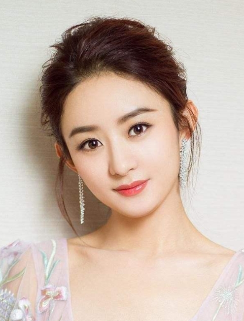 我今天一定要好好夸夸赵丽颖！她这次亮相简直美出新高度，太惊艳了！听说她昨天收工到