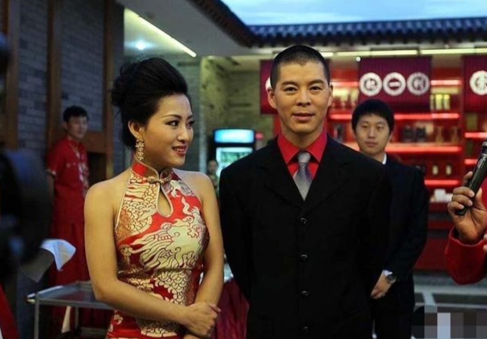 一次，赵本山听说有一对青年男女来拜师，便上前去考核。两人唱完二人转，赵本山觉得还