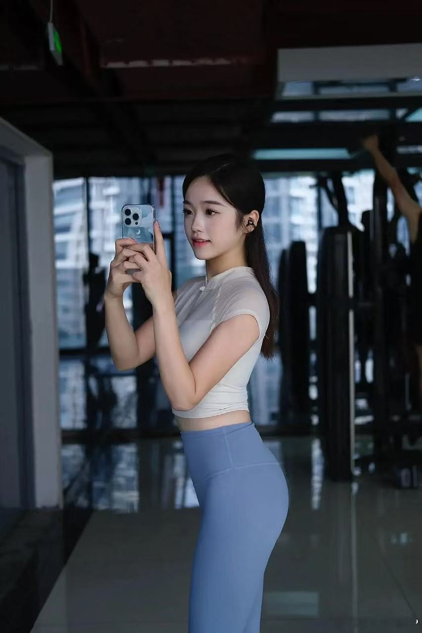 有个身材这么火辣的后妈是个什么体验哈哈哈哈哈
