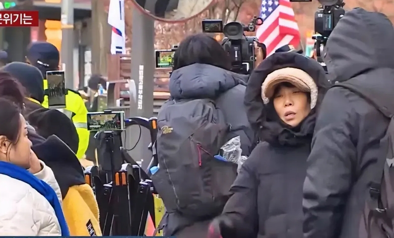 韩国要直播逮捕总统了！
这在韩国历史上都是极为罕见的，韩国的很多媒体和民众，都聚