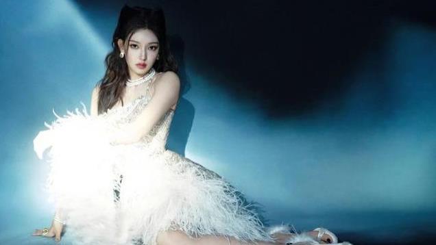 女星跨年造型公布，程潇的腰，戚薇的腿，都不如古力娜扎最惊艳！