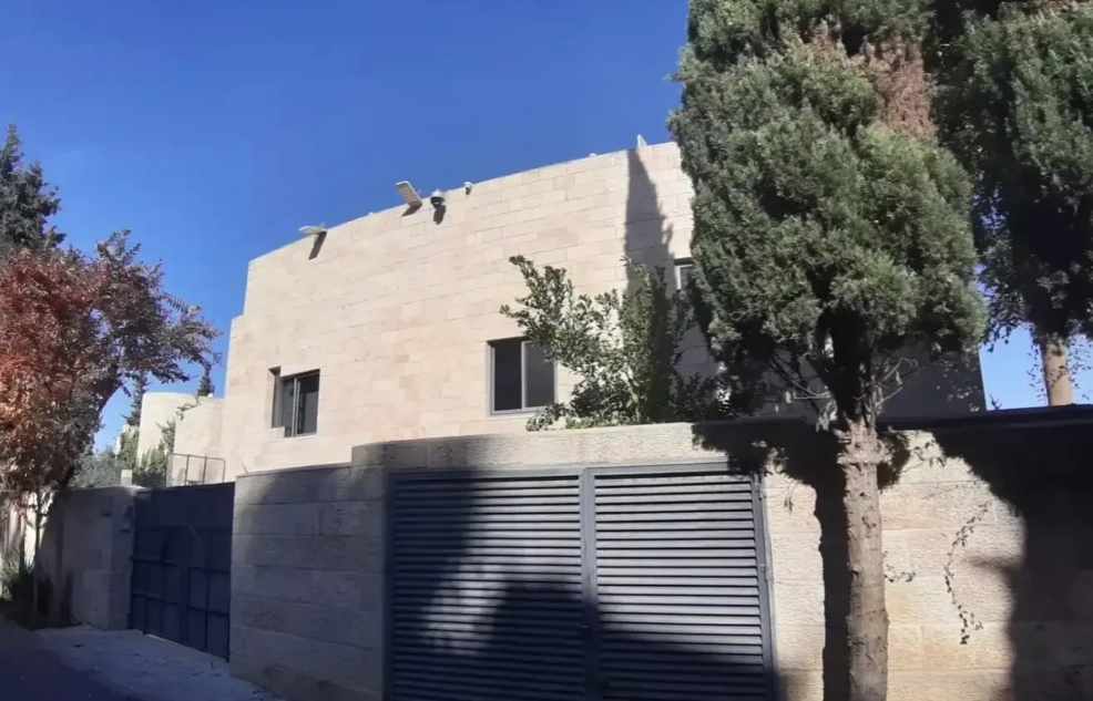 据以色列媒体报道，由于担心遭到伊朗人打击，以色列总理内塔尼亚胡及其妻子这周末住在