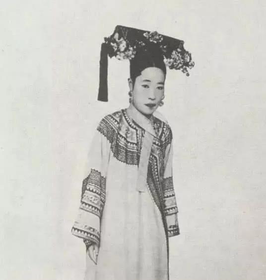 1889年，洞房之夜，喜帐外有4个命妇在听房。此时，光绪帝知道既然瞒不住，那就索