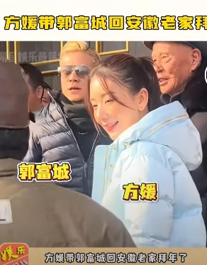 郭富城陪妻子方媛回安徽芜湖老家拜年。期间，郭富城拿着一沓红包，面对众多前来拜年的