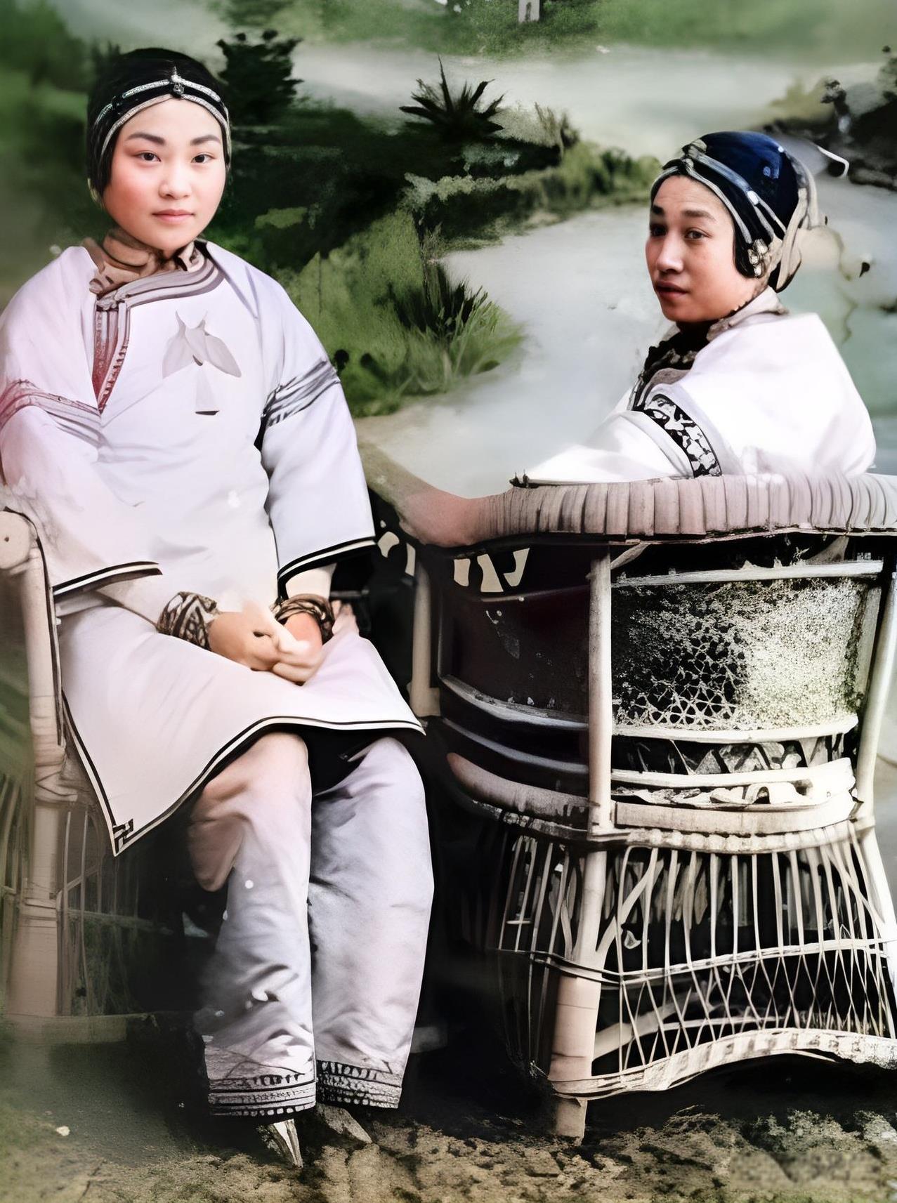晚清，两名极品美女坐在一起。她们是当时淑女中的淑女，头上戴着精致华丽的抹额，上面