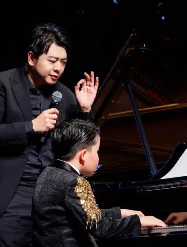 朗朗，到底是被夸成名的？还是被骂成名的？