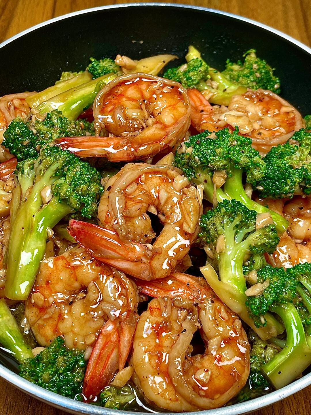 西兰花炒虾仁，一出锅就香迷糊了
虾仁Q弹鲜美，西兰花脆爽可口，嘎嘎好吃！
一盘都
