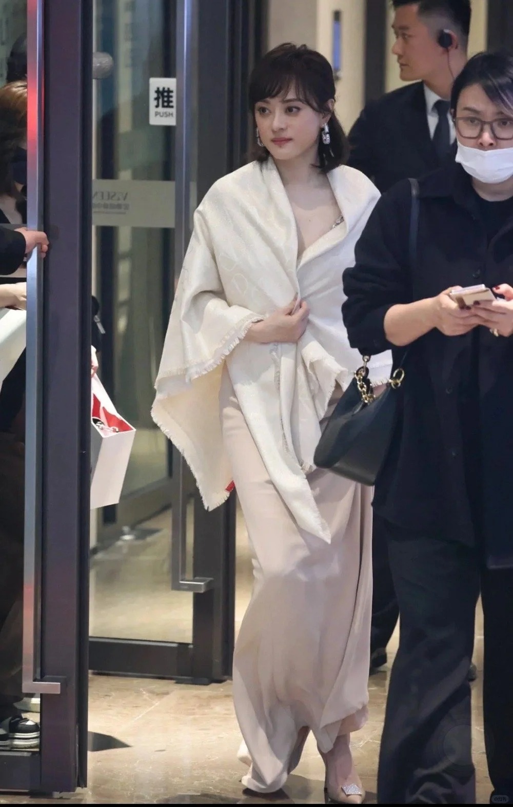 莞嫔只需略施小计…
一别数年，熹贵妃光彩依旧
倒不似本宫，人老珠黄了