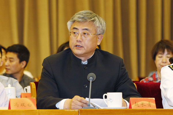 原中国书法家协会的副主席赵长青，在公众视野中一直保持着文化名人的形象。然而，在他