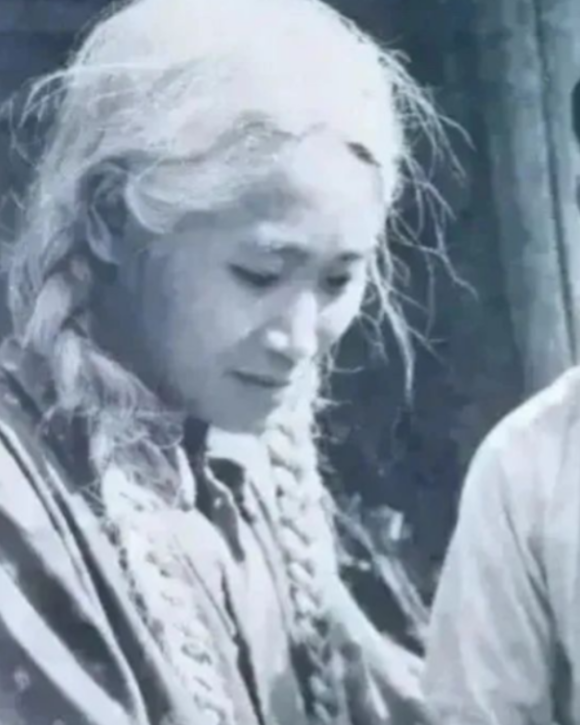 怪不得地主老财一定要得到“白毛女”，这是“白毛女”原型罗昌秀的历史照片，画面中她