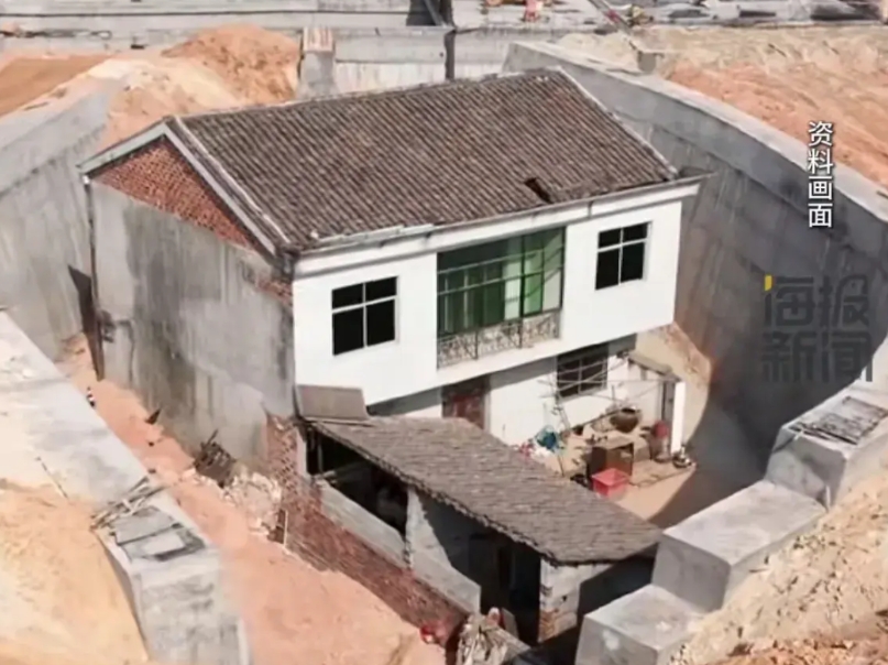 江西这个钉子户真亏大了，160万还给两个宅基地都没拆，现在把自己封在路中间了，为