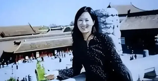 浙江杭州，一女子去拍写真，男友在外面等候。期间，女子发微信让男友过去，男友过去以