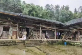 很早以前我认识一个老头儿，他那时还差3年就办退休手续，每天上班手里带两个人造革提