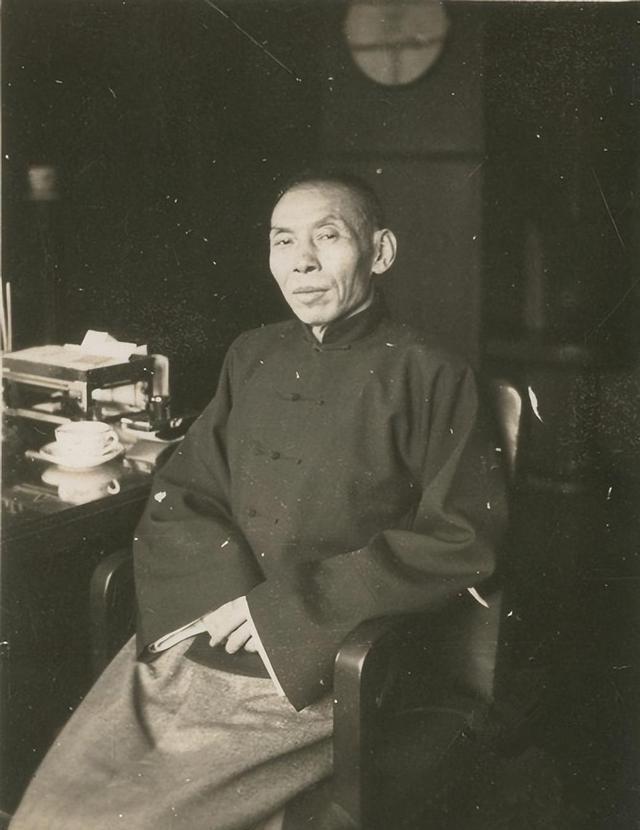 杜月笙传奇落幕，台湾墓地破败，八字碑文难掩沧桑