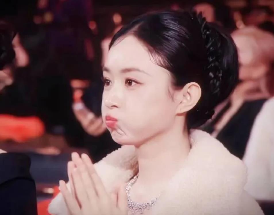 赵丽颖引发热议！
1月14日，赵丽颖突然引发了热议，起因是有网友晒出了赵丽颖和公