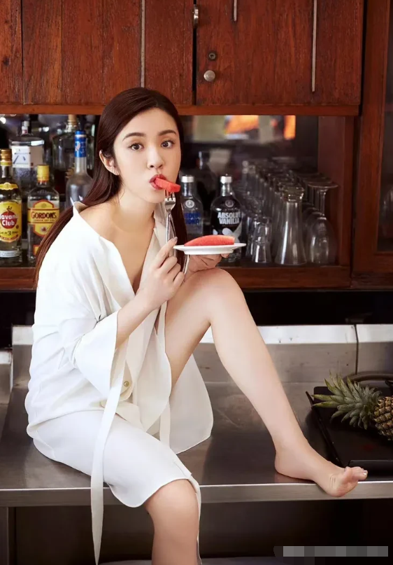王晓晨
身高167cm，一位气质清新、时尚靓丽、有颜值又有演技的女演员，不管是饰