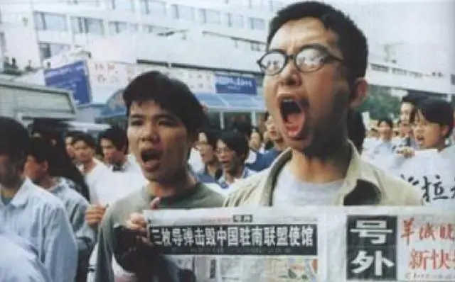 美国至今终于反应过来，当年轰炸中国大使馆，为何中国不反击。
这是新中国历史上沉痛