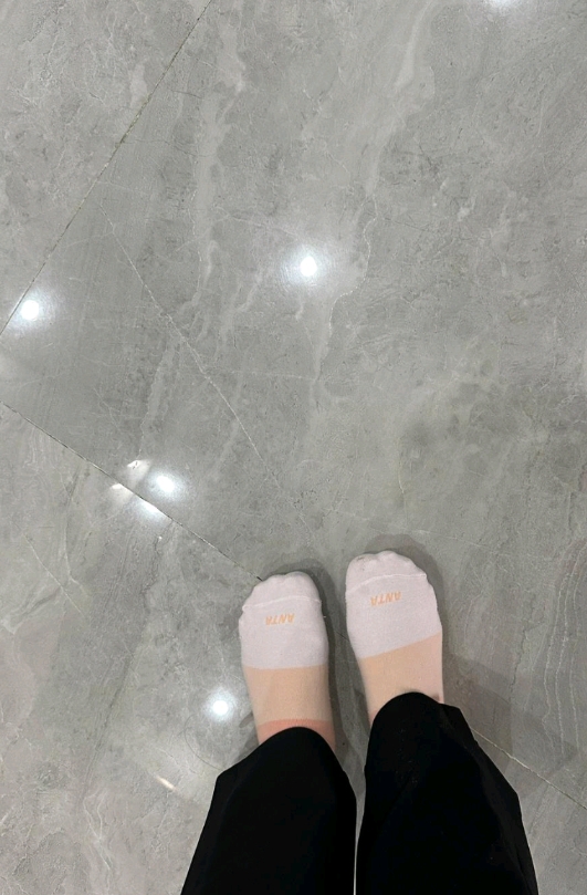 让我们进去展厅参观，地板这么脏，也不给拖鞋，袜子都黑了。