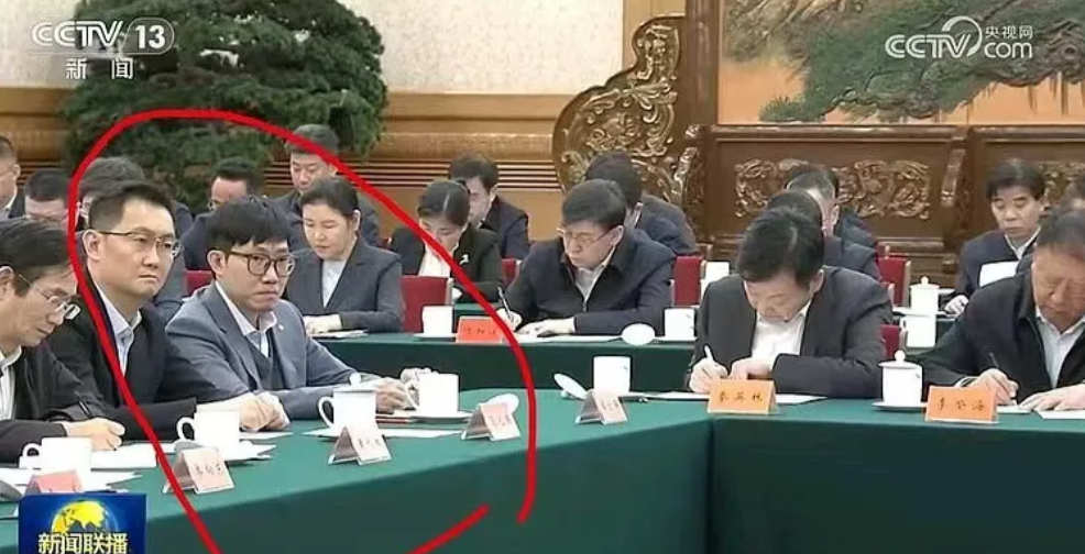 毫无疑问，40岁的梁文锋是今年出道就成为叱咤风云的人！

仅两个月，梁文锋从出道
