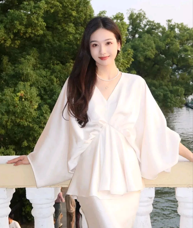 这高贵的气质不是一件衣服能展示出来的