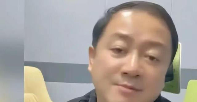 56岁唐鉴军喜迎儿子，娇妻比他小20岁，百日宴引热议