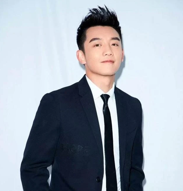一次，主持人问郑恺:“你是一个演员，为什么又想着投资开店做生意呢？”郑恺一脸苦笑