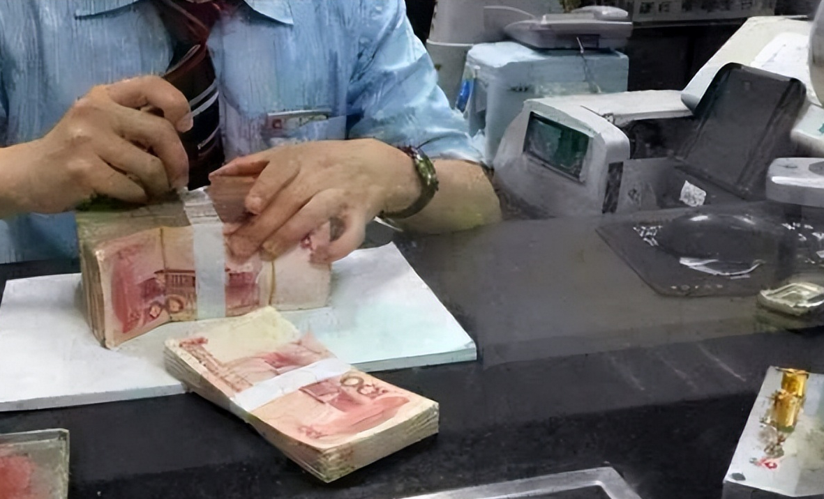 江苏南京，王辉到银行取现49000元用于还债，将钱还给朋友后，银行却告知他取钱时