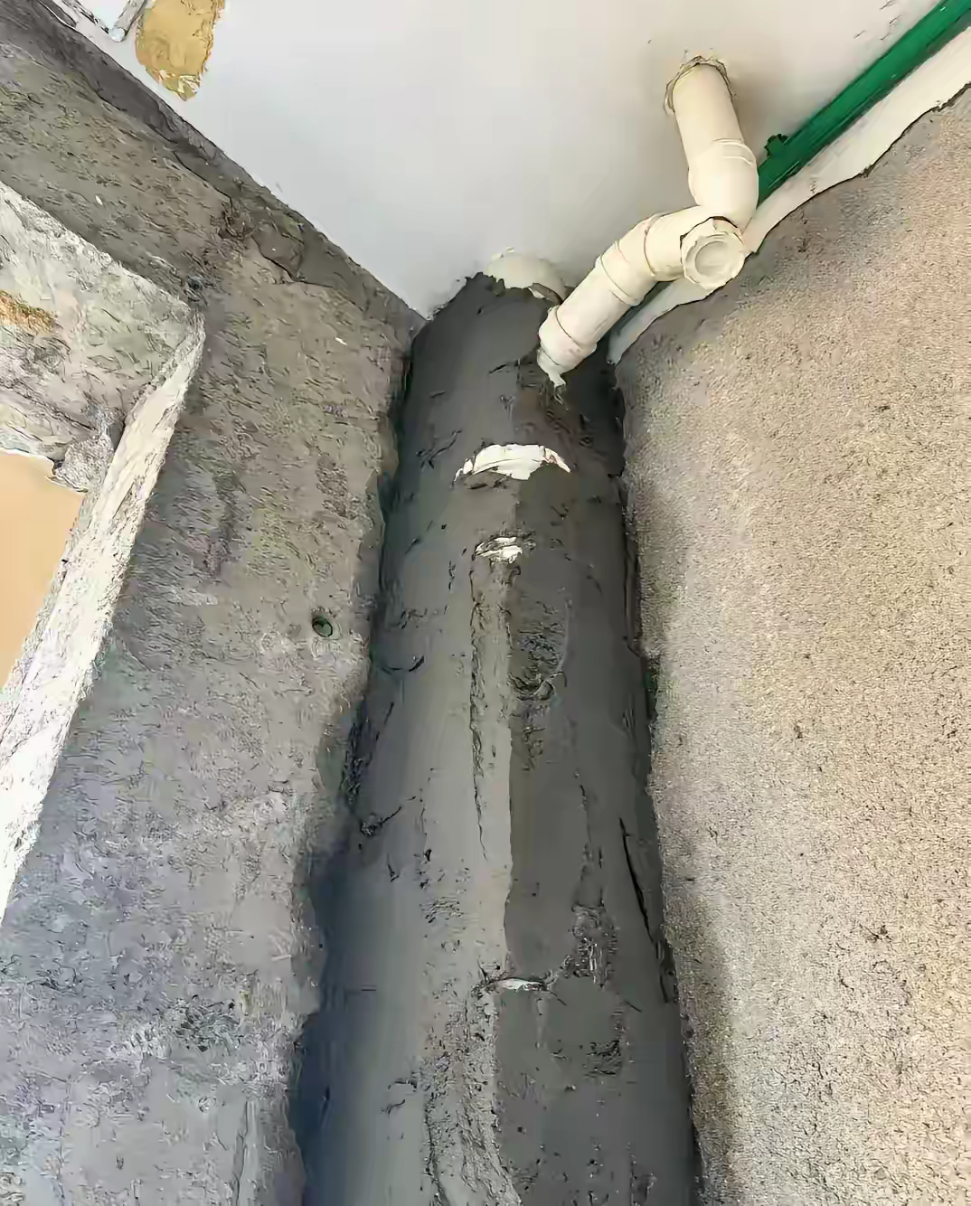 出差三天没去装修现场，回来了就看到厕所的下水管被工人包成了这个样子，我要让工人返