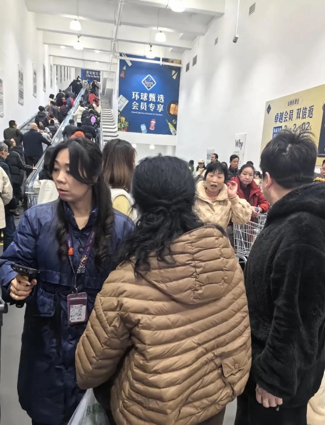 山姆爆满？！隔壁商场却…
 
大年初四，去了山姆。人挤人！全是会员！200多一年