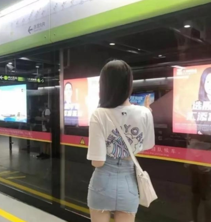 在地铁站台上，有一位旅客拍到了一位靓丽的女子，这名女子身高大约1m75，身材婀娜