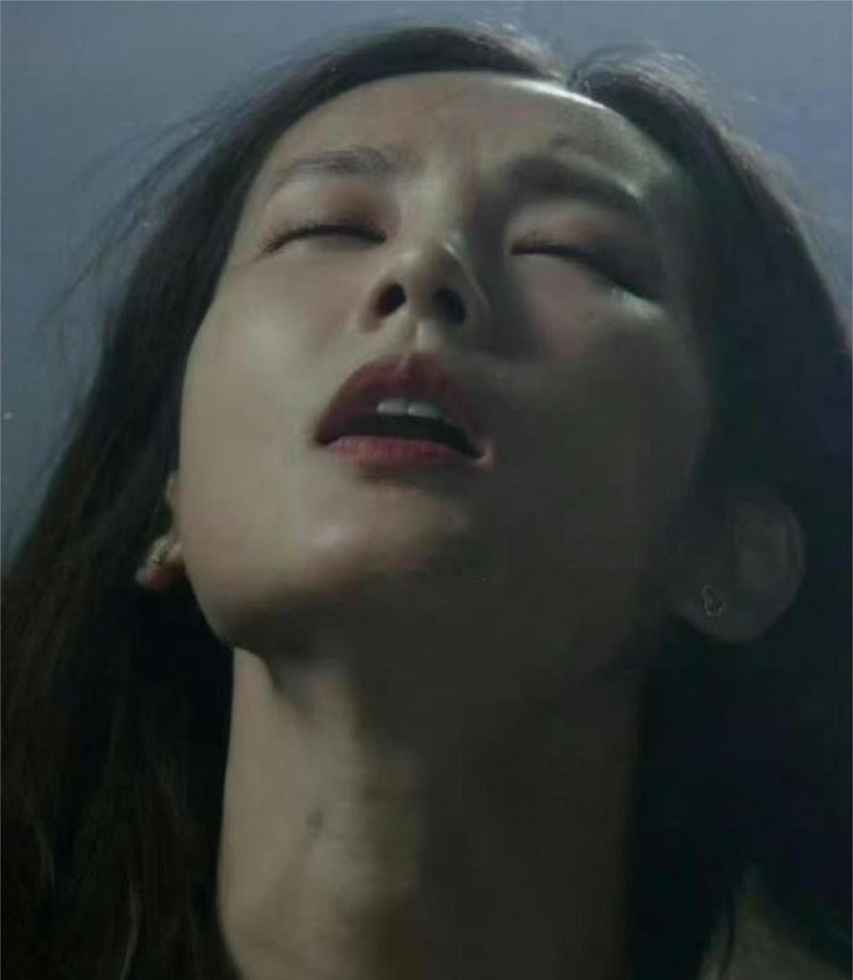 李一桐的真实情感在银幕上闪现，让观众见证了她作为演员的深度和脆弱，令人心生共鸣。