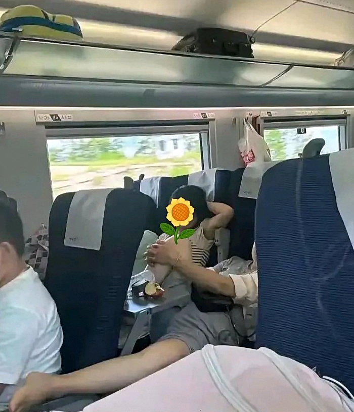 社会现象点评：🚄高铁上竟遇这一幕！如果是你，会怎么做？社会就像这趟高铁，我们都