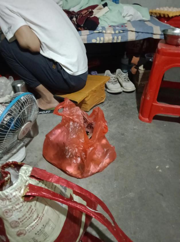 今年不打算回家过年了，一天400多元，同宿舍男工友说，工地完工后，不打算回家过年