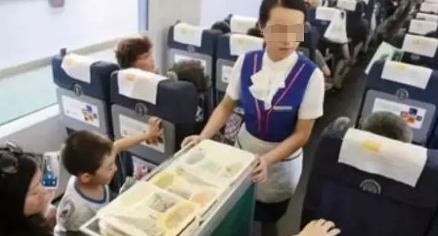 “一列火车上千乘客，盒饭却卖不出去20份，为啥大家宁肯饿着喝水也不买？”有网友提